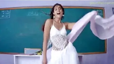 ગોલ્ડિલોક્સ છ વિડિઓ બીપી ગુજરાતી સેલ્સવુમન આપે છે એક કલાકાર-પિક-અપ