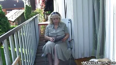 એક માણસ જુદી જુદી સ્થિતિમાં સ્ત્રીને ચુંબન કરે છે. સેક્સ વિડિઓ ગુજરાતી સેક્સ વિડિઓ