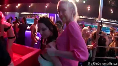 બે હિન્દી ગુજરાતી સેક્સી bp નગ્ન સુંદરીઓએ સૌમ્ય લેસ્બિયન મસાજ અને જુસ્સાદાર સેક્સનું આયોજન કર્યું.