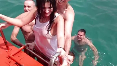 મધ્યમ વયની છોકરી એક ચુંબન સાથે ગુજરાતી xxx વિડિઓ ફ્લોર પર અશ્લીલ