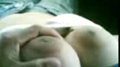 રાત્રે એક મિત્ર સાથે દાઢીવાળા માણસ એક સુંદર ઝૂંપડપટ્ટીને ચુંબન કરે છે www x વિડિઓ ગુજરાતી