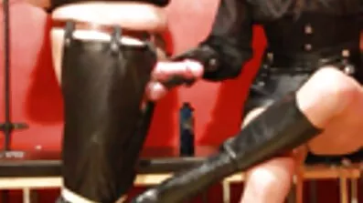 બસ્ટી છોકરી એક યુવાન છોકરીના બોયફ્રેન્ડના સભ્યને દેશી ગુજરાતી સેક્સ આવે છે