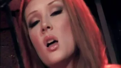 એક હોટ મુંબઇના સેક્સ શૃંગારિક મસાજ દરમિયાન ચુંબન કર્યા પછી પરિપક્વ સ્ત્રી વિલાપ કરે છે