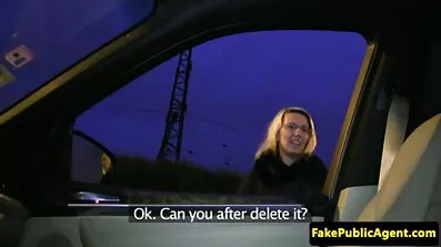 તેમણે જાળીના ટુકડાઓ ચાટ્યા અને એક છોકરીના ગધેડામાં અશ્લીલ ગુજરાતી પોર્ન મફત શરૂ કર્યું