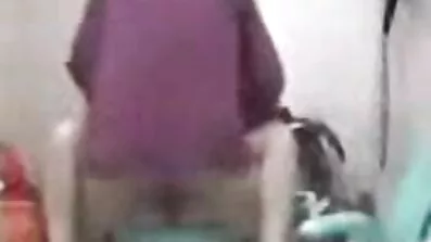 બે પ્રભાવશાળી સુંદરીઓ ફ્લોર પર એક માણસ સાથે મજા માણી રહી છે xx ગુજરાતી વિડિઓ