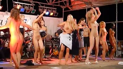 રાત્રે પલંગ પર એક મિત્ર સાથે એક શ્યામાને ચુંબન કર્યું xxx ગુજરાતી પોર્ન વિડિયો