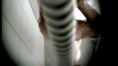 છોકરી બધા છિદ્રો માં બે શિશ્ન ગુજરાતી porm વાહિયાત અને મોં પર ચુંબન કરવાનું પસંદ કરે છે