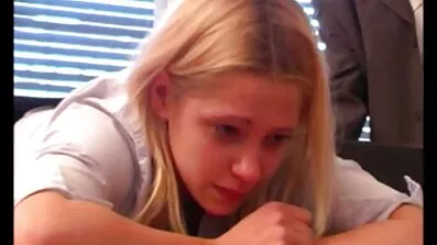 ચુંબન એક ચુંબન ઓપન સેક્સી ગુજરાતી છોકરી સાથે એક સ્ટ્રેપન એક માણસને ગધેડામાં ફક કરે છે, અને તે પણ ફક કરે છે