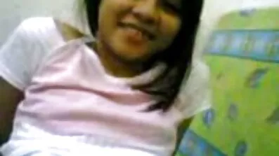 પુખ્ત પોર્ન મોડેલ કેમેરા પર તેના પતિ ભાભી devar ગુજરાતી ચુંબન કરે છે