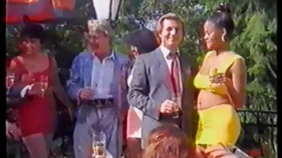 તેણે એક જ સમયે તમામ છિદ્રોમાં ત્રણ ગુજરાતી આદિવાસી સેક્સી છોકરાઓને ચુંબન કર્યું.