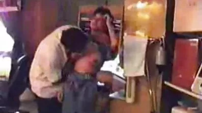 એક અનામી બુલ ક્લબ ગુજરાતી સેક્સ જ્યાં જૂથ ચુંબન આપવામાં આવે છે.