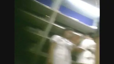 તેણે તેના મોટા ટિટ્સને ચુંબન કર્યું અને છોકરીના પગ પર ઊભો રહ્યો. ગુજરાતી ઓડિયો porn