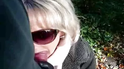 લશ્કરી ગણવેશમાં લેડી ચામડામાં ગુજરાતી શાળા xxx ગુલામ સાથે આનંદ કરવાનો નિર્ણય કરે છે