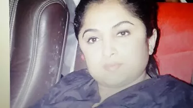 છોકરી મોટા ટોટી ચૂસે છે, જે તેના ગુજરાતી સેક્સી મહિલા મિત્રની ગર્દભમાં હતી