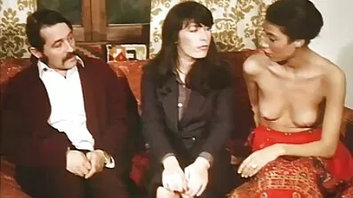 લાલ છોકરી અને એક માણસ સાથે ચામડાની સોફા પર www દેશી ગુજરાતી સેક્સ કોમ ઘર ધૂમ્રપાન