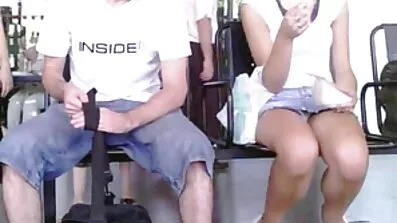 બોન્ક સ્ટેન્ડ સાથે સોનેરી જે ખૂબ મોટા ટિટ્સ ધરાવે guju સેક્સ વિડિઓઝ છે