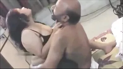 , દૂધ આપતી વખતે મોટા ટિટ્સ સાથે ગરમ ગુજરાતી સેક્સ વિડિઓ રહે છે ચુંબન