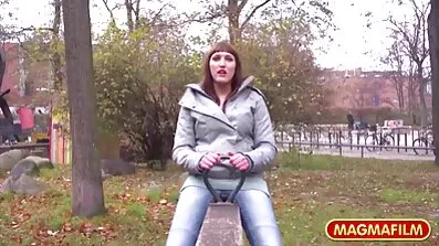 ઓગસ્ટ એમ્સ ચશ્મા સાથે તેના વિકૃત xxx ગુજરાતી સેક્સી વિડિઓ સાવકા ભાઈને ચુંબન કરે છે