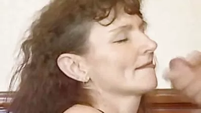 એક સફેદ સ્ત્રી તેના ગાલ દ્વારા એક વિશાળ કાળા માણસનો ટોટી લે છે સેક્સ ગુજરાતી હોટ અને તેને ચૂસે છે.