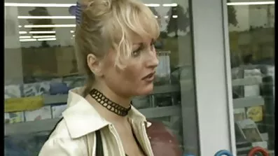 મોટા ગધેડા અને ગુજરાતી બાથરૂમમાં છ ઘણાં બધાં