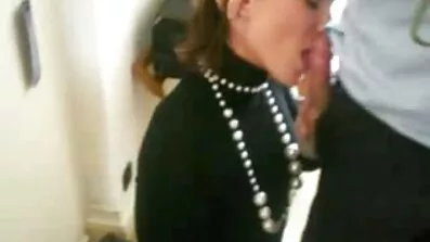 એક માણસના ટોટીમાંથી પગની ખેંચાણ સાથે સેક્સી ગુજરાતી સ્ત્રીઓ 30 + વર્ષની મહિલા, અને તેણે તેને બિલાડી પર ચુંબન કર્યું