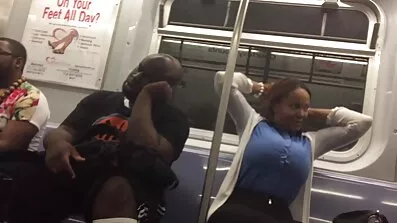 ગિટાર સાથે બસ્ટી ગુજરાતી પોર્ન છોકરી રોકર ચૂસી અને તે તેની છાતી પર પગ મૂક્યો