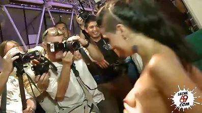 વિશાળ હિપ્સ અને મોટા ગધેડા ધરાવતી સ્ત્રી તેના ચહેરા પર તેની બિલાડી ગુજરાતી chudachudi વિડિઓ સાથે બેઠી છે