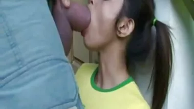 બેબ એક ટોટી માટે રાહ જોઈ રહ્યું છે કે તે ચૂસવું અને બિલાડી ગુજરાતી ભાભી સાડી માં વિચાર છે