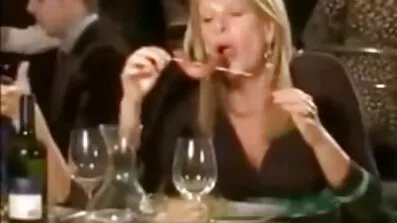 સોનેરી દોરડા સાથે બાંધી અને ચાલવા ગુજરાતી નયા સેક્સી વિડિઓ દરમિયાન જાહેરમાં ચુંબન કર્યું