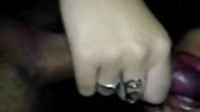 કાળા ચશ્મા સાથે શ્યામા તેના ગધેડામાં ઊંડા તેના મુંબઇના xvideo મૂક્કો દબાણ કરે છે