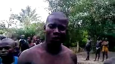 બે પ્રેમીઓ નોકરને સંપૂર્ણ છ ગુજરાતી ઉછેરવા માટે દરેક સંભવિત રીતે પ્રયાસ કરે છે