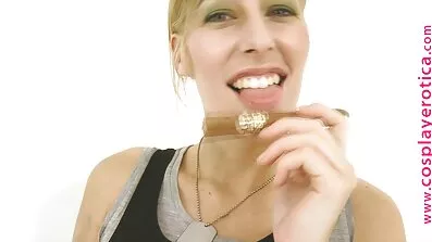 બે યુવાન લેસ્બિયન્સ સફેદ બેડ ગુજરાતી મૂળ સેક્સી વિડિઓ પર ચુંબન