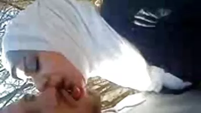 માણસ વિન્ડો પર બિલાડીનું બચ્ચું ચાટે છે અને ગધેડા પર છોકરીને ચુંબન કરવાનું શરૂ કરે છે ગુજરાતી બીપી સેક્સી